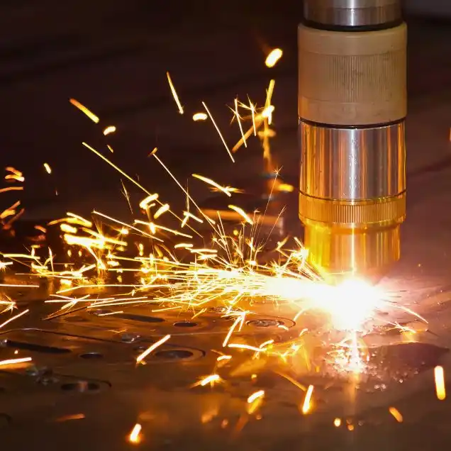 Découpe laser de précision, illustrant les services sur mesure de PSD Aero pour les solutions métallurgiques.